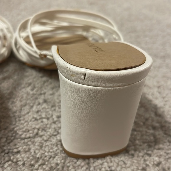 Maurice’s white strappy heels size 6. - Picture 4 of 8